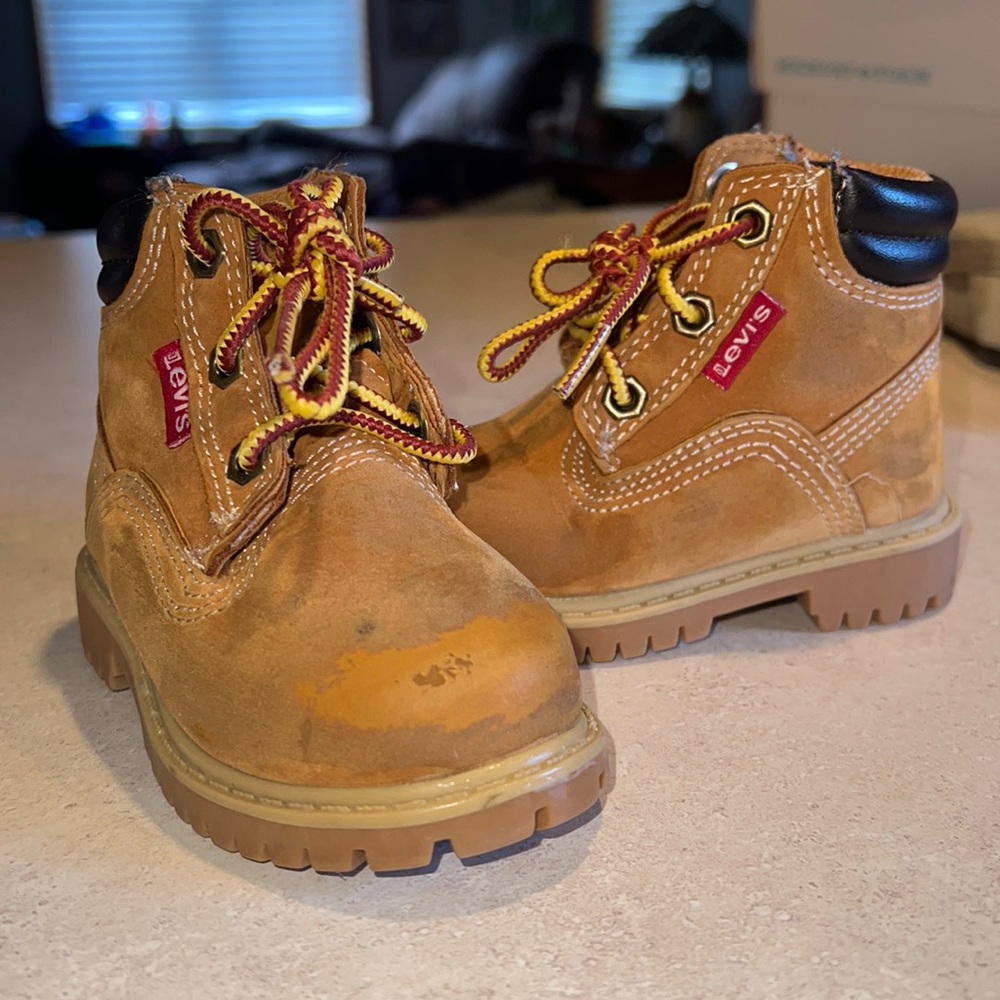 Infant boys size 4 Levi’s boots
